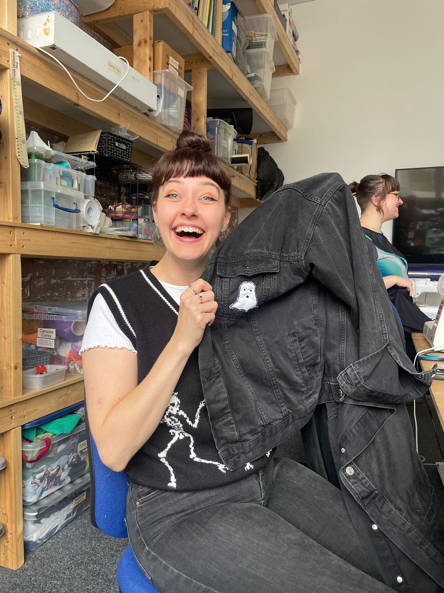Some great photos from this weekend's workshop "Snazzify your clothing!" from Scarlett of Afrayed Upcycling ✂️🧵

Come and attend the "Make your own fabric patches!" workshop on the 28th Sept. Tickets here:
eventbrite.co.uk/e/create-your-…

#liverpoolworkshop #liverpoolsewing