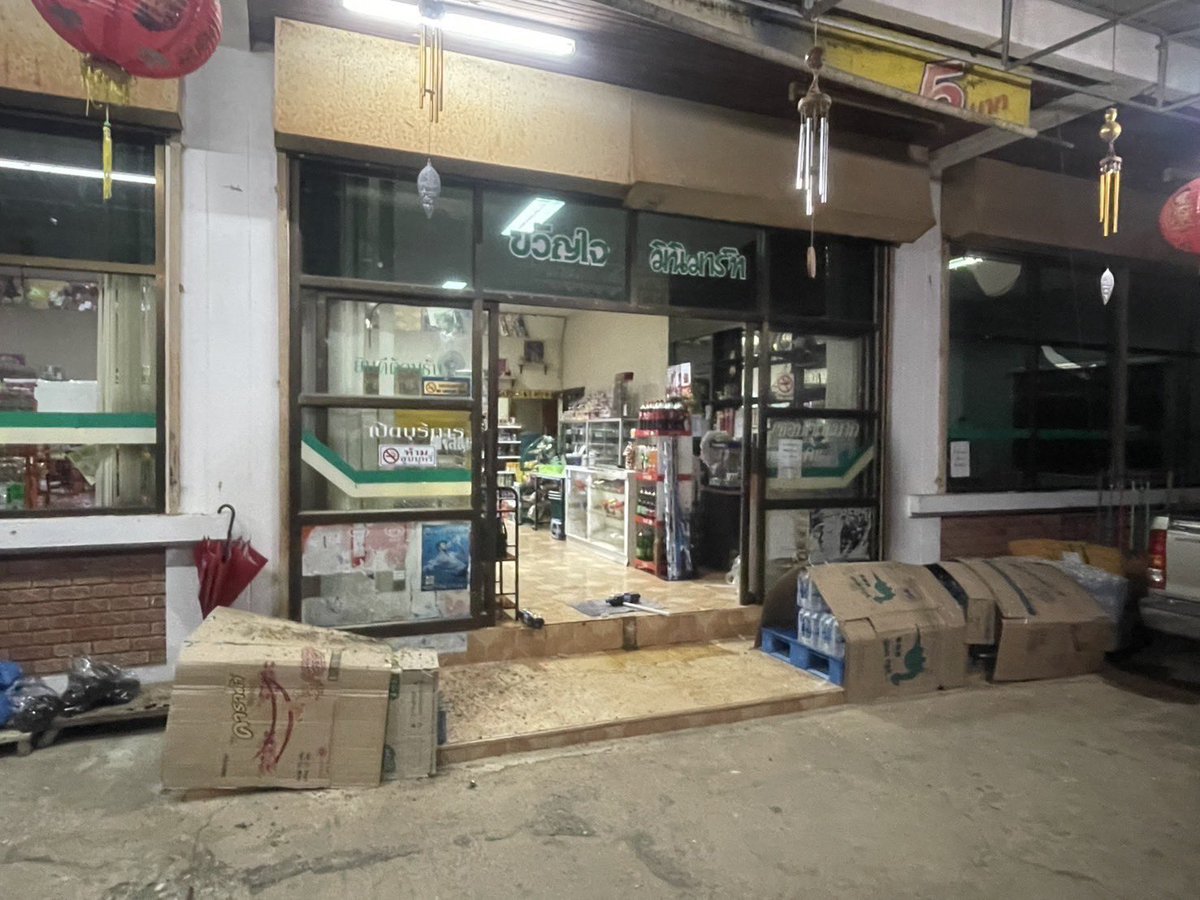 ช่วงค่ำที่ผ่านมา เกิดเหตุขว้างระเบิดแบบไปป์บอมบ์ใส่ร้านสะดวกซื้อ ร้านขวัญใจมินิมาร์ท ริมถนนสาย 410 ต.ธารโต อ.ธารโต จ.ยะลา เบื้องต้นไม่มีผู้บาดเจ็บหรือเสียชีวิตเเละเวลาไล่เลี่ยกันเกิดเหตุขว้างไปป์บอมบ์เข้าใส่ร้านมินิมาร์ทที่บ้านบันนังกระแจะ หมู่5 ต.ธารโต <a href="/ThaiPBS/">Thai PBS</a> <a href="/ThaiPBSNews/">Thai PBS News</a>