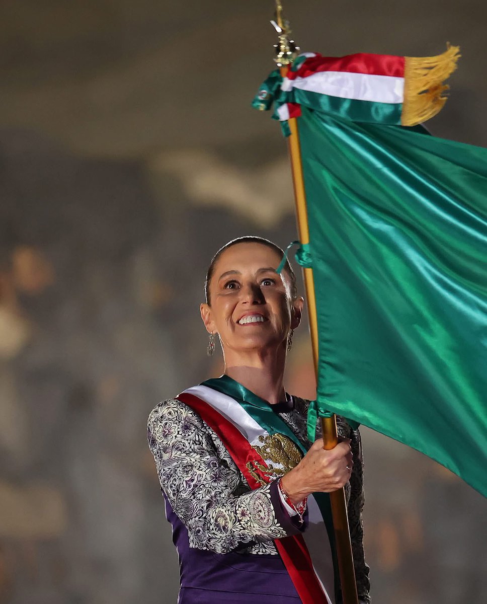 NarroJose's tweet photo. 🇲🇽🙌🏼 ¡El pueblo hizo #historia y la historia nos devolvió este momento!

Por primera vez, el Grito de Independencia lo dio una mujer, nuestra primera Presidenta de Mexico @Claudiashein

#GritoHistóricoPresidenta 🇲🇽
#EsUnHonorEstarConClaudia https://t.co/mEnbhpIaGD