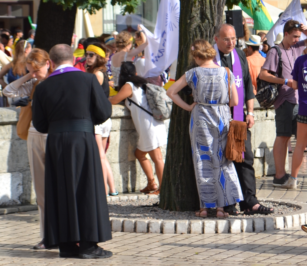 Poljska je Poljska. Vzhodni in zahodni imperializem je ne marata, ker v njej nimata konsistentne pete kolone. Vzhodni se Poljske zdaj loteva z grozilnimi droni, zahodni pa že nekaj časa z akcijami tipa My Voice, My Choice.
* Fotko spovedovanja na ulici sem naredil 2016 v Krakovu
