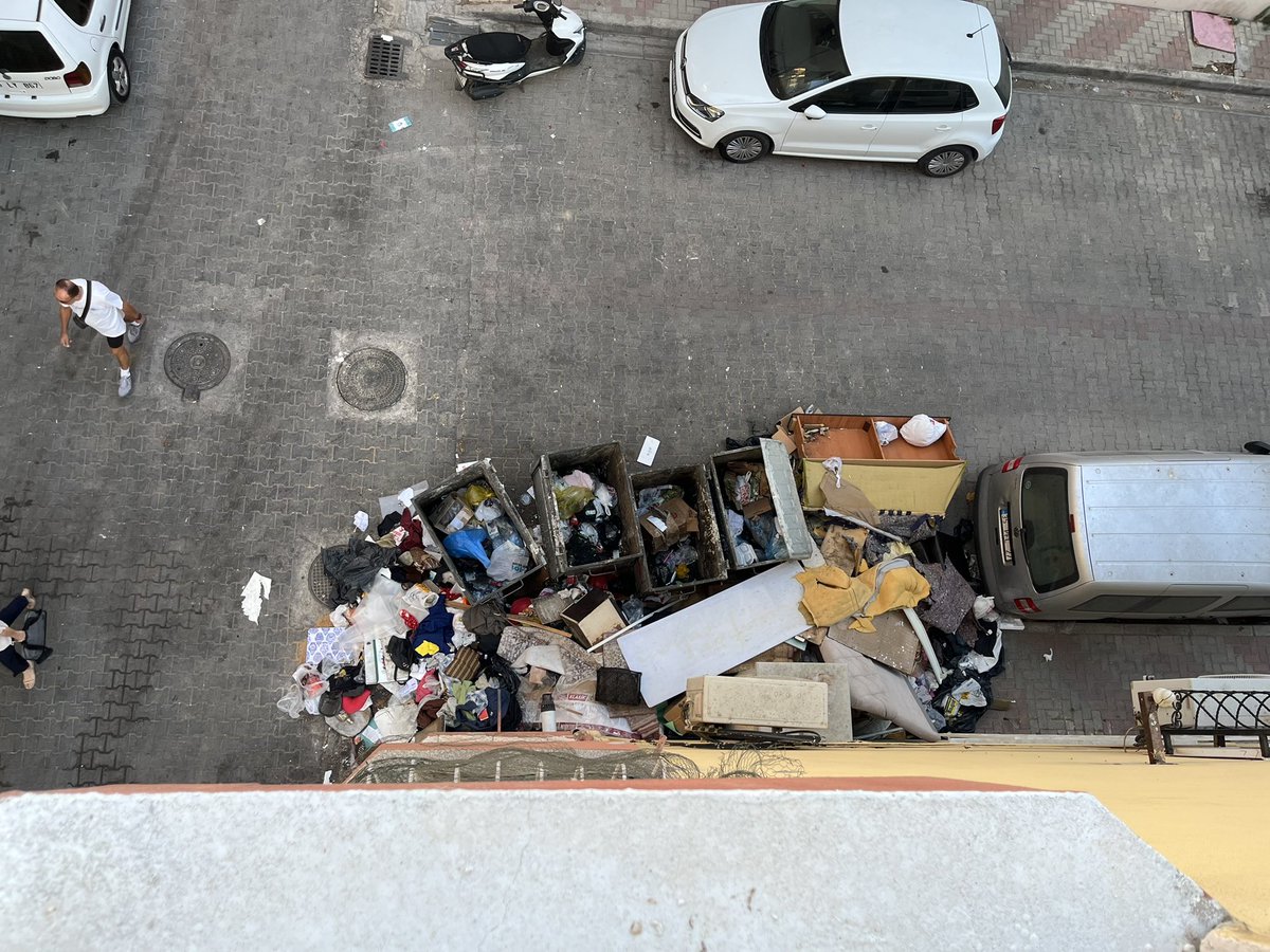 the_picaro's tweet photo. Karşıyaka merkezdeki bir sokak. Video apartmanın zemin kat balkonundan çekildi. Çöpler balkondan eve girecek neredeyse! Fotograf üst kattan cekildi. Arabadan büyük çöp boyutu! 🤮@izmirhim @karsiyaka_bel @izmirbld https://t.co/RpCEUCDlAR