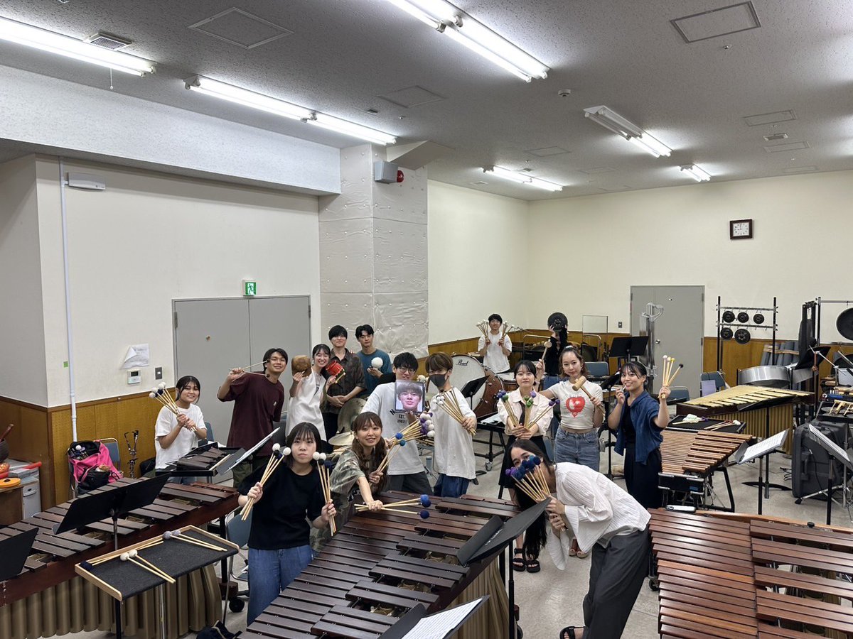 打楽器アンサンブル演奏会まであと13日❗️

今日は「マ・メール・ロワ」「死の舞踏」の
メンバーです！

オーケストラの作品を打楽器で奏でるとどのような響きがするのでしょうか♪♪♪
菅原先生の素晴らしい編曲をぜひ聴きにきてください！