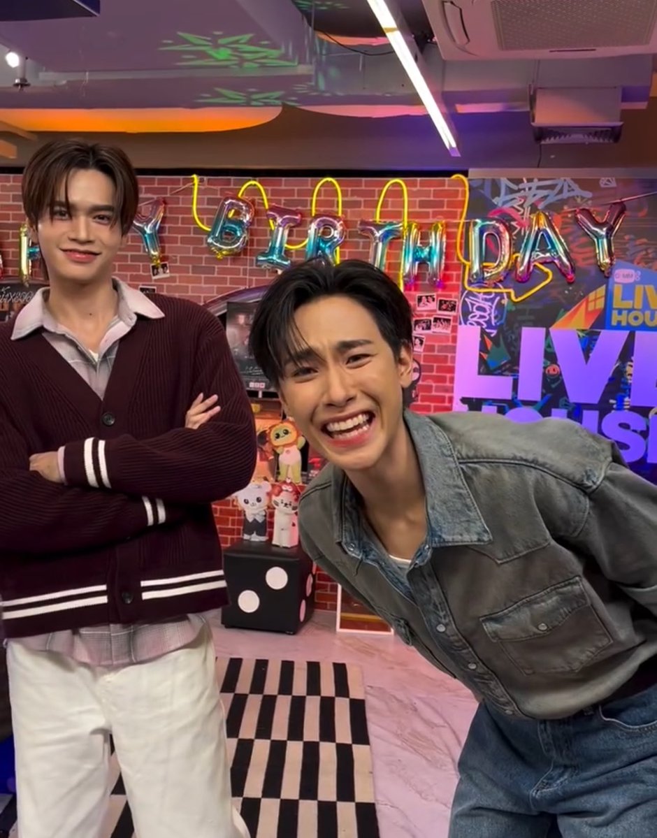 เทอขา            และแฟนเขา
HOST JU X METHAS CIAR RV
#GMMTVLiveHouse