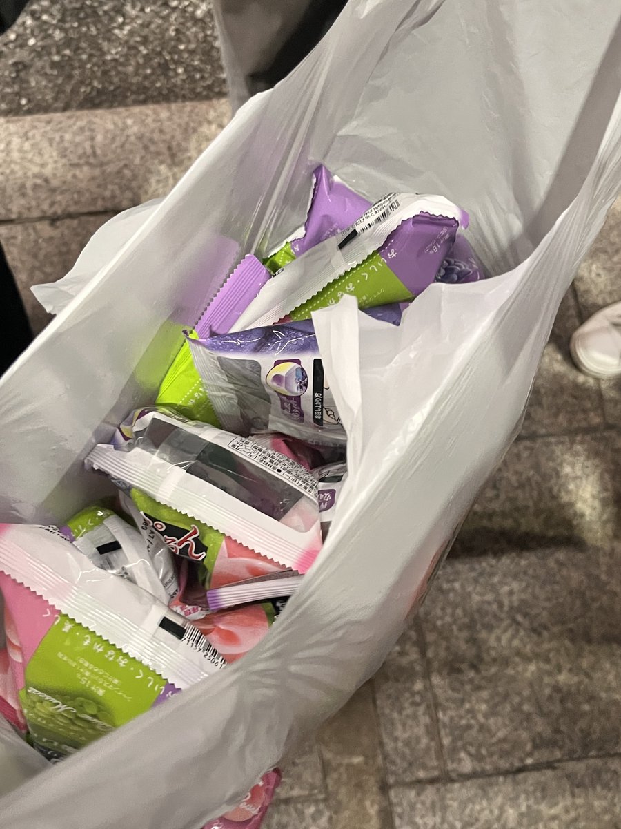 출국할 때 곤약젤리 사오겟다고 햇더니
진짜 곤약젤리 12개 사왓어요 와~~~~ 
너므 착해서나막정현이 재입떡함... 😭😭😭😭