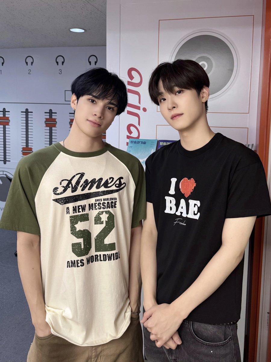 onepact_'s tweet image. [💙_ #원팩트]

앤하트~ 오늘 라디오도 잘 들었어?
이번 라디오 녹음 너무 재밌었다!
오늘도 고생 많았어💕

#ONEPACT #원팩트
#JAYCHANG #제이창
#SEONGMIN #성민