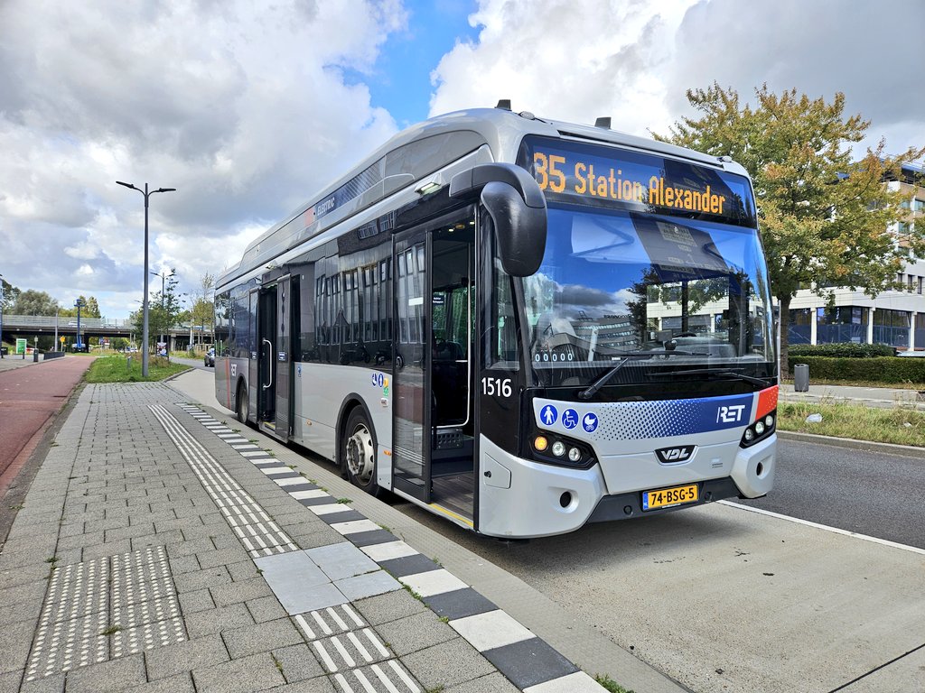 Goeiemiddag deze derde dinsdag van september. 

Speciaal voor Prinsjesdag rij ik vandaag op de lijnen 30, 35 en 36 rondom het station van onze koning.

Fijne dinsdag!