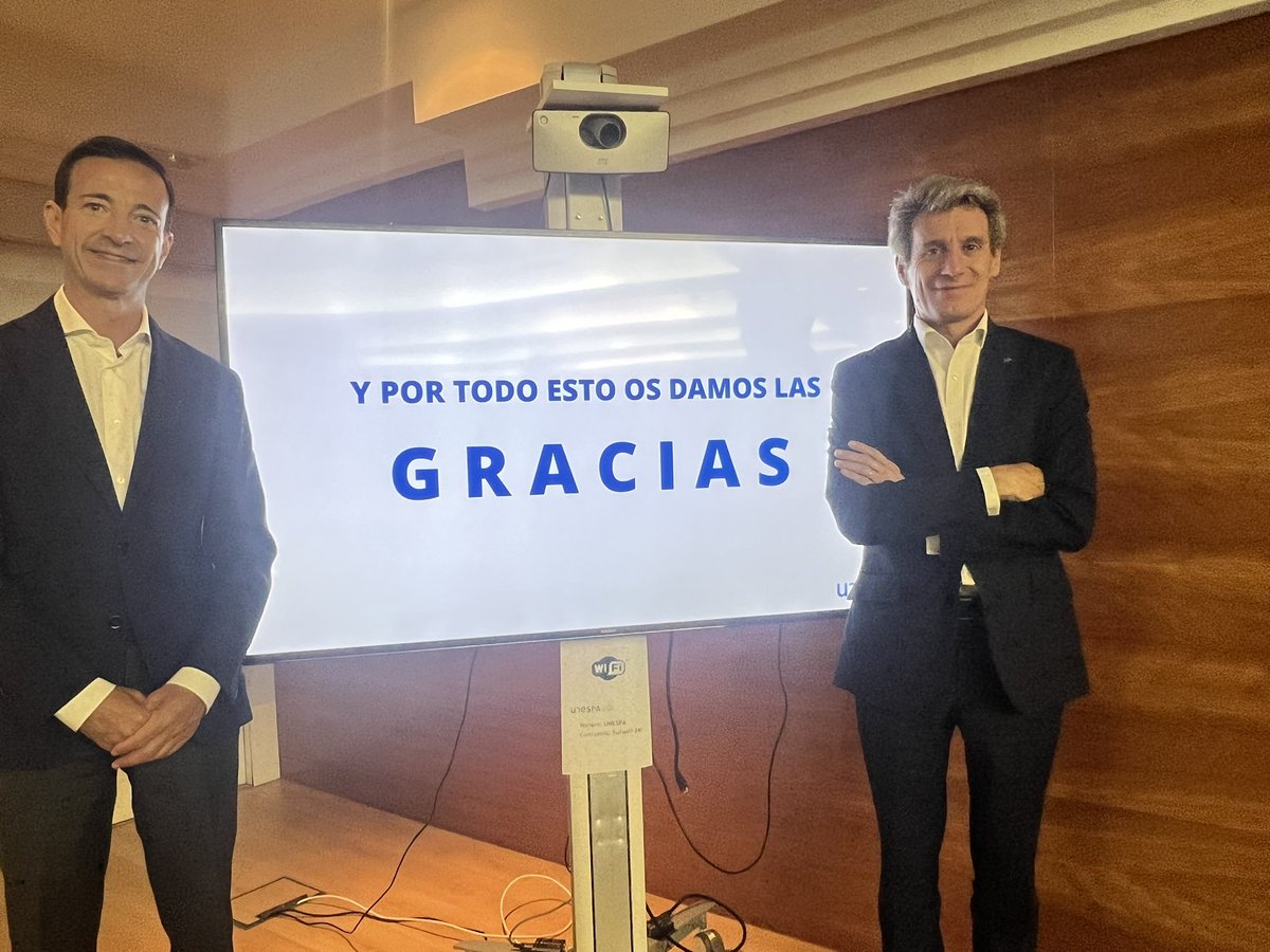 El director de operaciones, Jorge Alba, y el de siniestros, Arturo López Linares, representaron a todos los empleados de AXA que trabajan y han trabajado en la gestión de un evento histórico en el sector asegurador