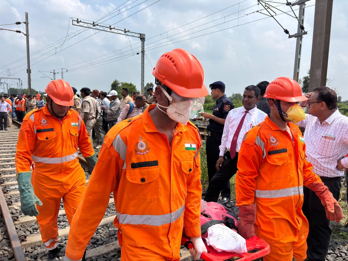 06 NDRF VADODARA (@06ndrf) on Twitter photo #16/09/2025
"Prepare and prevent, donтАЩt repair and repent."
Team6NDRF joined hands with Indian Railways for a comprehensive mock drill at Godhra Railway Station, strengthening inter-agency coordination and rapid response capabilities.
<a href="/NDRFHQ/">NDRF India I рд░рд╛рд╖реНрдЯреНрд░реАрдп рдЖрдкрджрд╛ рдореЛрдЪрди рдмрд▓ ЁЯЗоЁЯЗ│</a>
<a href="/CollectorGodhra/">Collector Panchmahal</a>
<a href="/ANI/">ANI</a> #16/09/2025
"Prepare and prevent, donтАЩt repair and repent."
Team6NDRF joined hands with Indian Railways for a comprehensive mock drill at Godhra Railway Station, strengthening inter-agency coordination and rapid response capabilities.
<a href="/NDRFHQ/">NDRF India I рд░рд╛рд╖реНрдЯреНрд░реАрдп рдЖрдкрджрд╛ рдореЛрдЪрди рдмрд▓ ЁЯЗоЁЯЗ│</a>
<a href="/CollectorGodhra/">Collector Panchmahal</a>
<a href="/ANI/">ANI</a>
