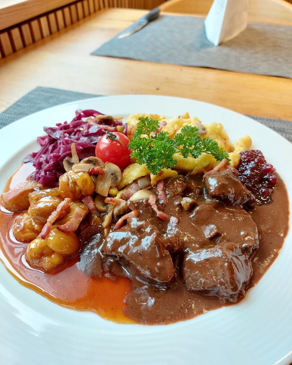 🦌 Hirschpfeffer – klassisch gebeizt &amp; mit Blut gebunden 🍷🍂

Ein Gericht, das nicht „schnell mal gemacht“ wird, sondern Planung braucht.
Wer Hirschpfeffer kocht, zelebriert Herbstküche. Und ja, man beizt das Fleisch mindestens 24 Stunden vorher – so machen es Jäger, Köche und