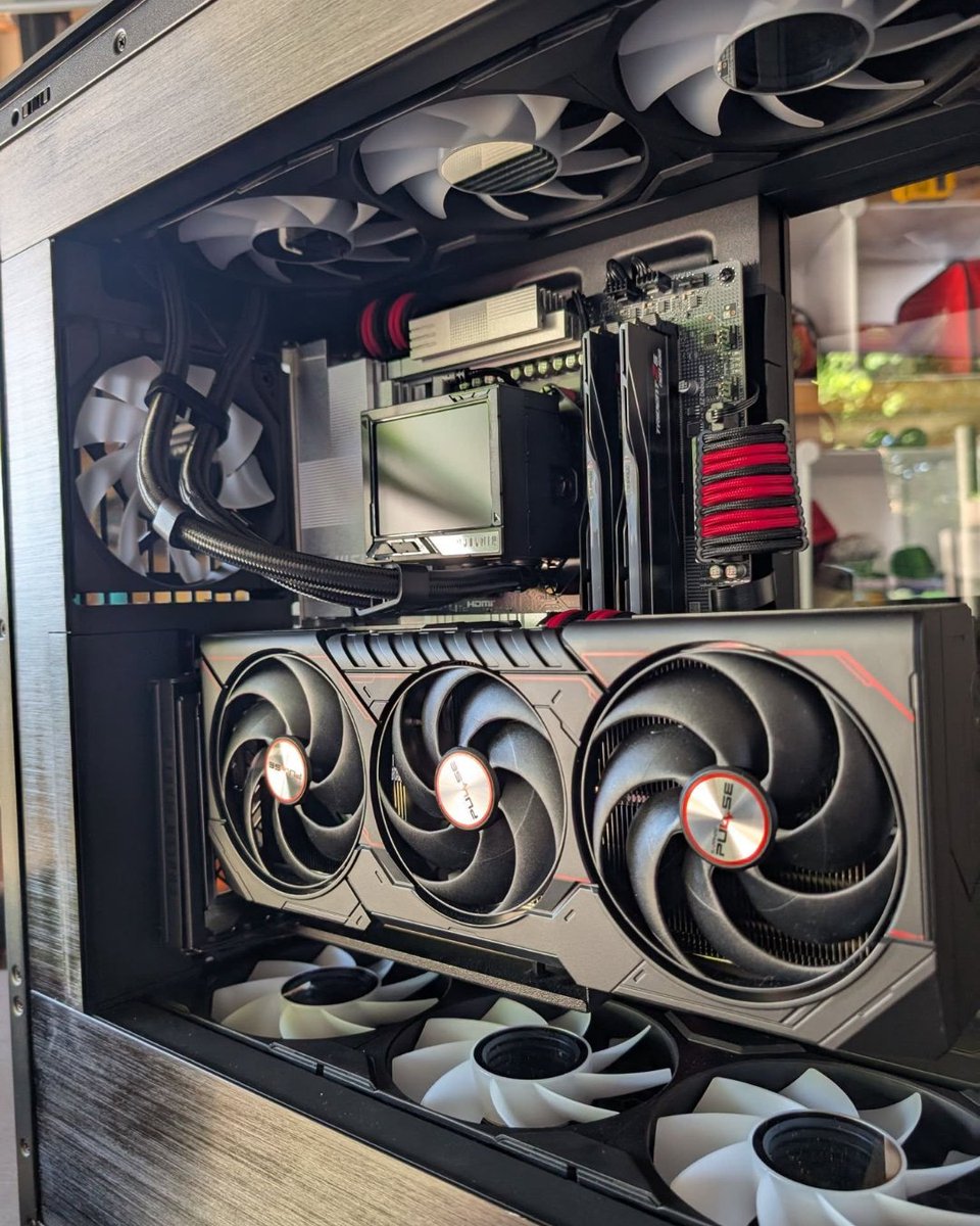 CableMod's tweet image. Just a sprinkle of red is all you need 😍

By Tempered Tech Solutions