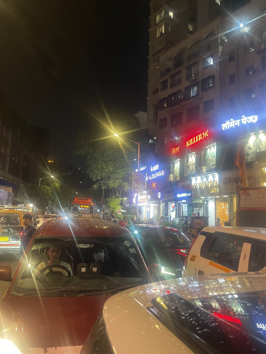 Payal18Shah's tweet photo. If you have shut down Elphinstone bridge,then its common sense to deploy 10-15 traffic policemn atleast during peak travel hours.We were for 2 hours on Bhavani Shankar Road with not a singke traffic police on duty. @MTPHereToHelp Pls get strict with Dadar traffic police urgently https://t.co/FwpKpA4ZN5