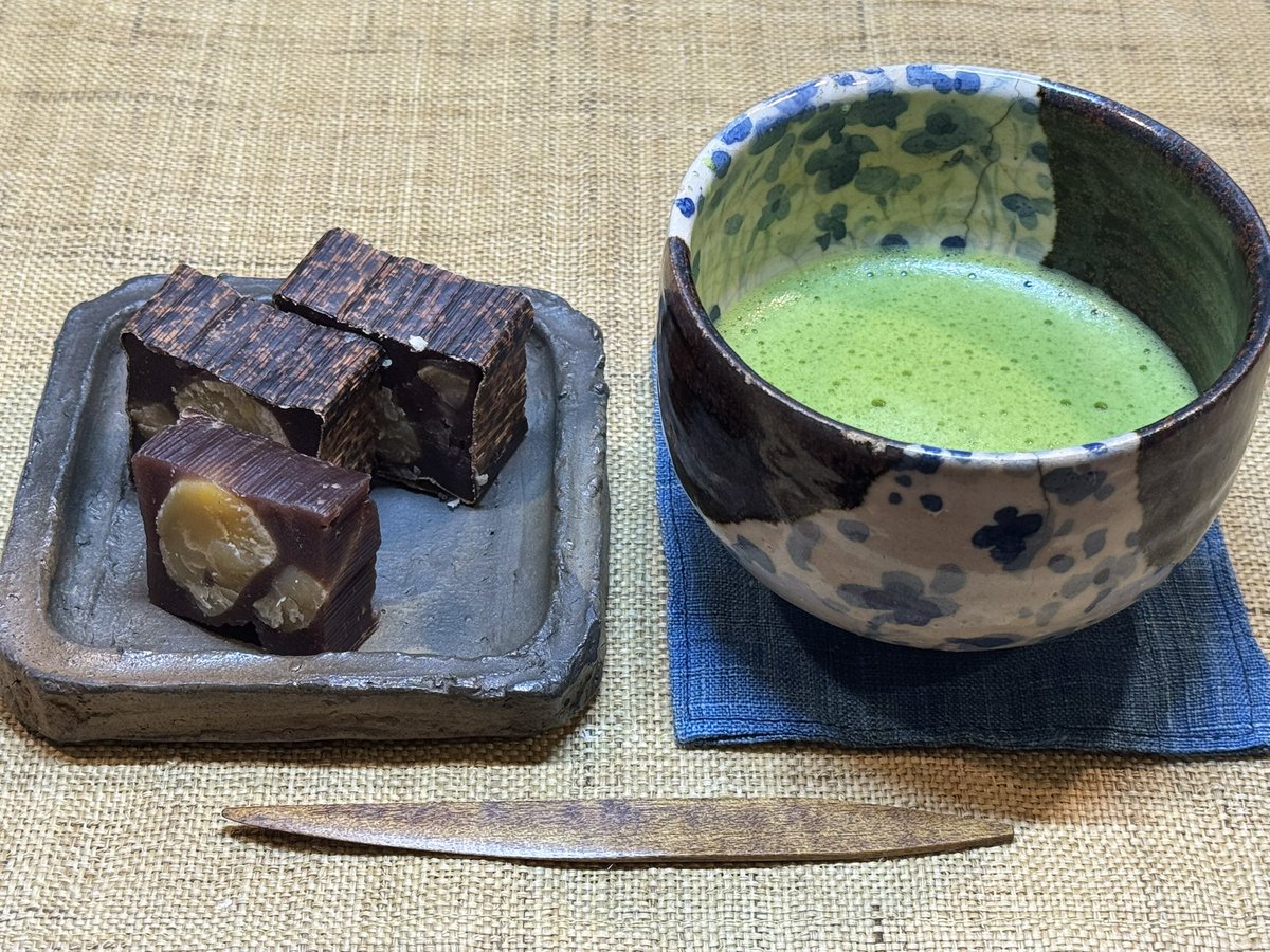 究極の古美術◼️蔵から美しい釉薬の流れた小さな茶碗、お猪口が出て来ました。茶道具 美しい古美術◼️蔵から美しいぐるりとうねりの見事な抹茶茶碗が