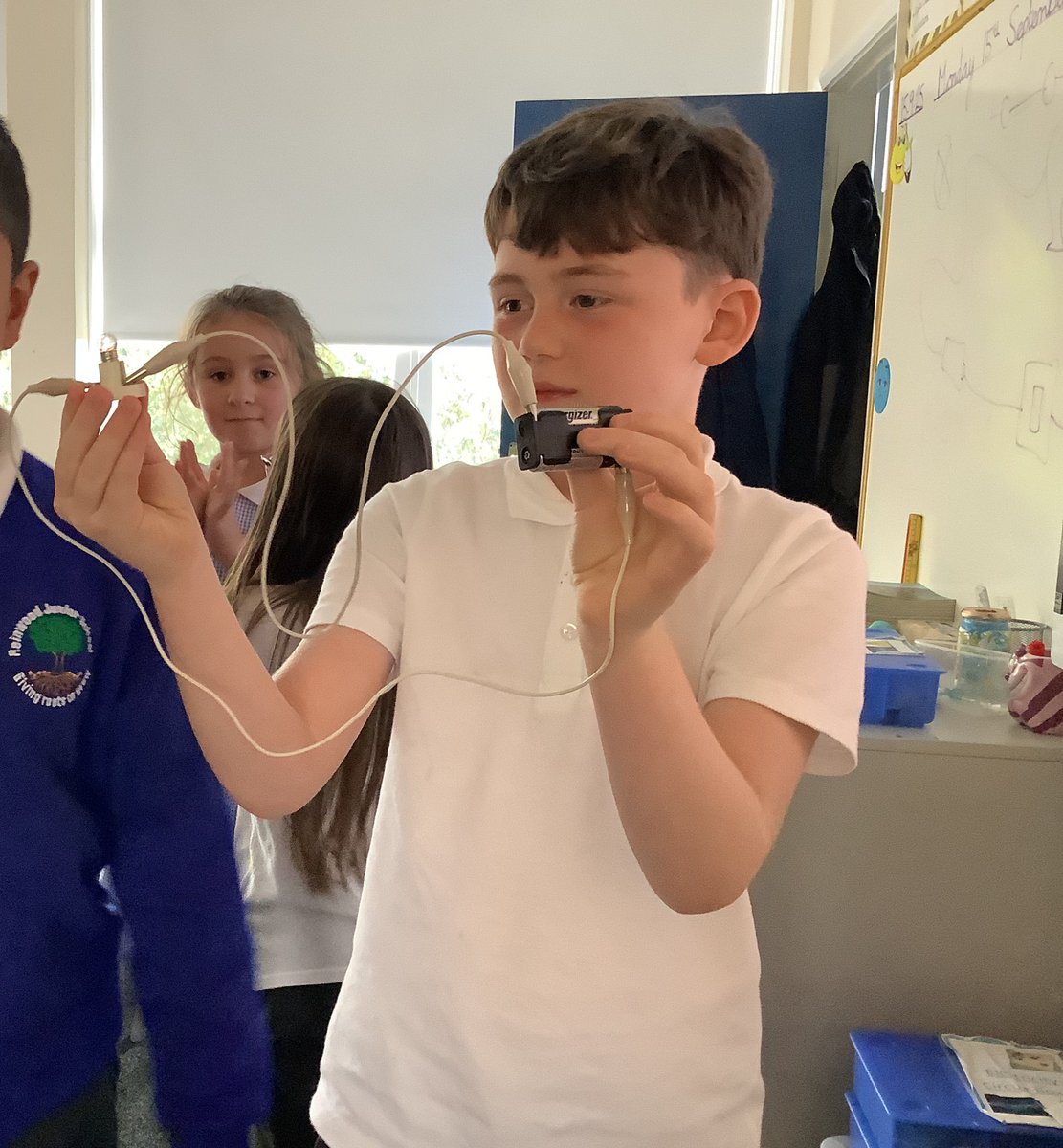 ReinwoodJuniors's tweet image. In Science this week, #RJS4D have been learning about electrical circuits and the symbols used for each component #RJSScience