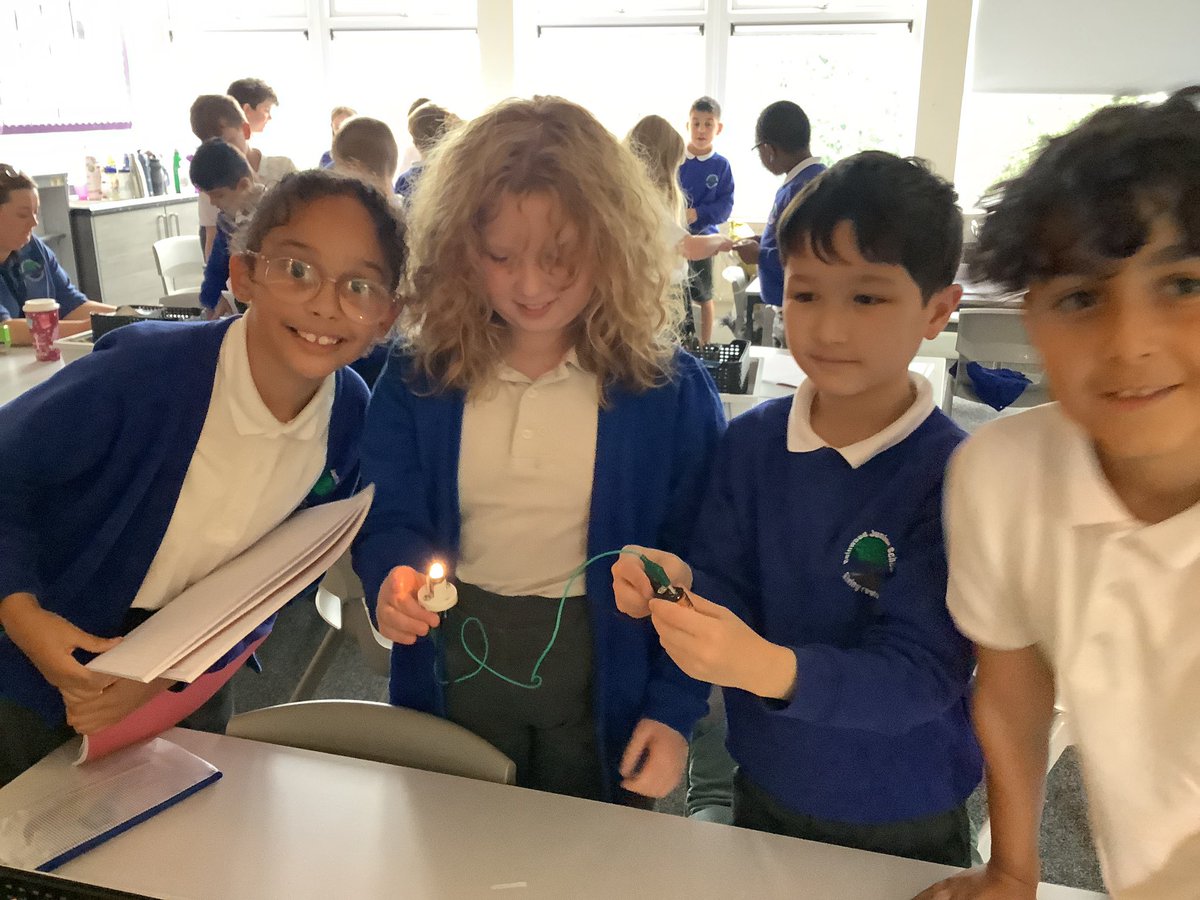 ReinwoodJuniors's tweet image. In Science this week, #RJS4D have been learning about electrical circuits and the symbols used for each component #RJSScience