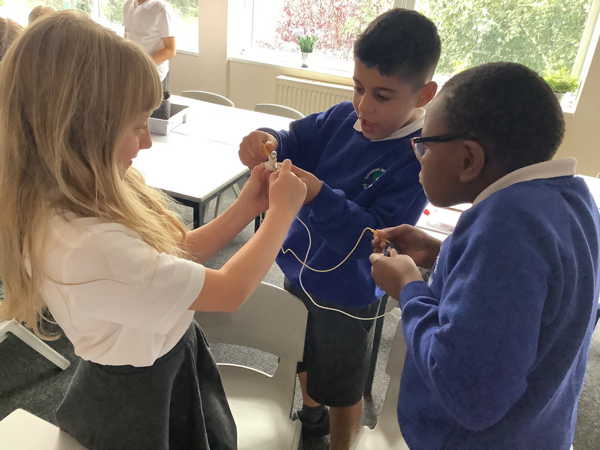 ReinwoodJuniors's tweet image. In Science this week, #RJS4D have been learning about electrical circuits and the symbols used for each component #RJSScience