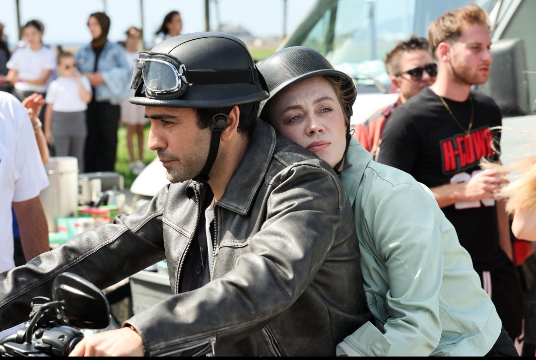 Şöyle huzurla başımızı omzuna yaslayacak bir erkek bulamadık ki #Bahar #EvBah