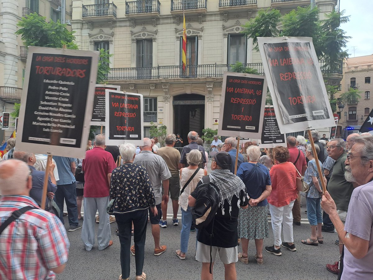 16 de setembre. Reprenem les manifestacions davant Via Laietana 43, la Jefatura Superior de Policía. Testimonis directes víctimes de tortures en aquest edifici ens expliquen les seves doloroses experiències.
No ens aturarem
No ens aturara
Guanyrem!!!