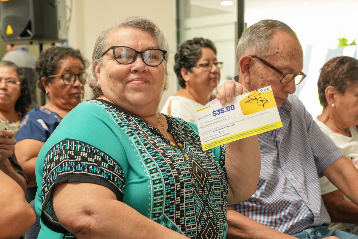¡Así vivimos nuestro donativo de lentes y bono con el apoyo de <a href="/Opticas_Devlyn/">Ópticas Devlyn</a>  👓✨
Este donativo es dirigido para que nuestros pensionados vean con más claridad y cuiden su salud visual. 
Cuidar tu vista es el mejor regalo. 💙
Cuenta con nosotros.#ClubDePensionados