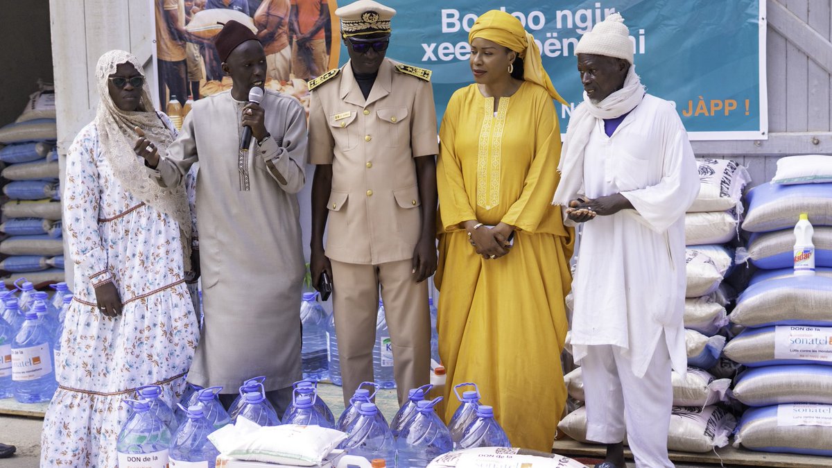 Aprés Diourbel et Touba, la Fondation Sonatel poursuit sa tournée solidaire à Saint-Louis / Podor aux côtés de la Direction Générale de l’Administration Territoriale (DGAT).

Aujourd'hui nous avons remis aux Autorités Administratives de Saint-Louis 91 kits alimentaires et