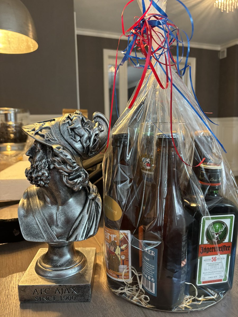 LubBarends's tweet photo. Verlaat verjaardags cadeau #ajax https://t.co/ZpBKsAhuUX
