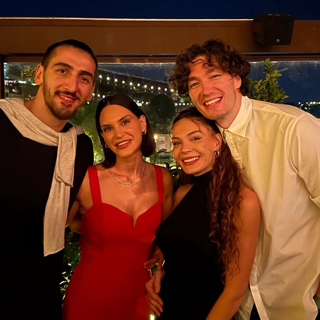 edaa_rb18's tweet image. #12DevAdam ailesi 🥰🤍
#EbruŞahin #cediosman