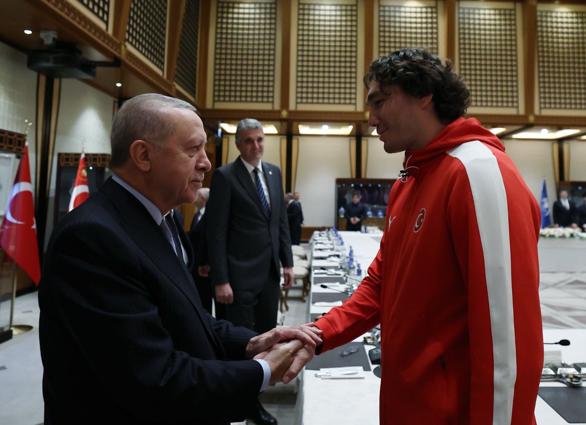 Cumhurbaşkanımız Recep Tayyip Erdoğan, 2025 Avrupa Erkekler Basketbol Şampiyonası’nda ikinci olarak bizi gururlandıran Türkiye A Milli Erkek Basketbol Takımını kabul etti.