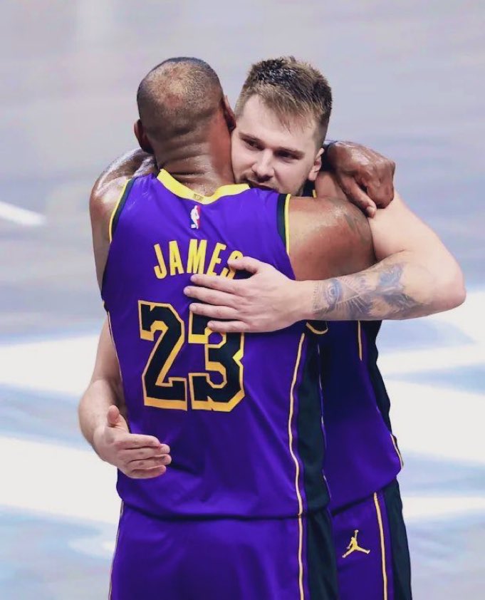 BrasilAD's tweet photo. 🚨LEBRON JAMES FALOU PARA O @WSJ SOBRE LUKA DONCIC!

“EU SIMPLESMENTE AMO a maneira como ele joga o jogo. Mais importante, cara, ele é simplesmente uma pessoa incrível.

Ele é um grande gênio do jogo. Eu sempre uso o QI como parâmetro no basquete, caras que conseguem pensar o jogo. Há vários caras na nossa liga que conseguem jogar, mas conseguir pensar o jogo também te coloca em outro nível.

Luka é um dos melhores e mais divertidos jogadores de basquete de todos os tempos.”