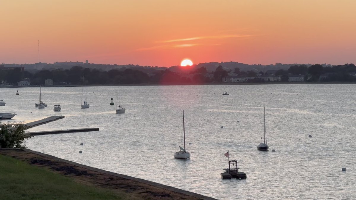 SurfSkiWeather's tweet image. Indecisive Weatherman With His Cats &amp;amp; Dog In The Fog ~ A Nice Tuesday? ~ I'll Tell You Tomorrow
Out The Door Weather'n More with Steve &amp;amp; T-Rex &amp;amp; TK Tue Sept 16 '25
"Tuesday's are good if you can get'em" ~ Has been our theme for most of 2025 ~ thanks to High Pressure over New…