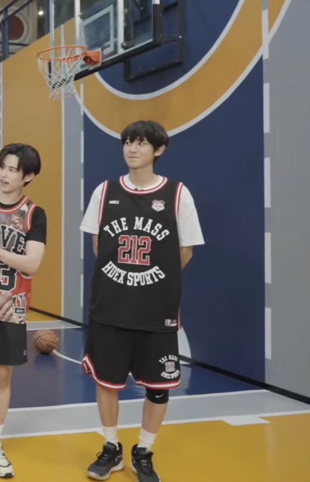 BASKETBALL PLAYER PARK CHANYEOL IS HERE!!!!!! 🫠
