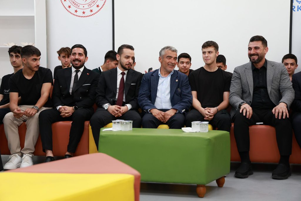 📍Adana

Güçlü yarınlarımızın teminatı gençlerimizle Adana Çukurova Gençlik Merkezinde düzenlenen Gençlik Buluşmasında bir araya geldik.

Sohbet ettik, istişarelerde bulunduk, Türkiye Yüzyılı vizyonumuzu birlikte konuştuk.

Cumhurbaşkanımız Sayın Recep Tayyip Erdoğan’ın