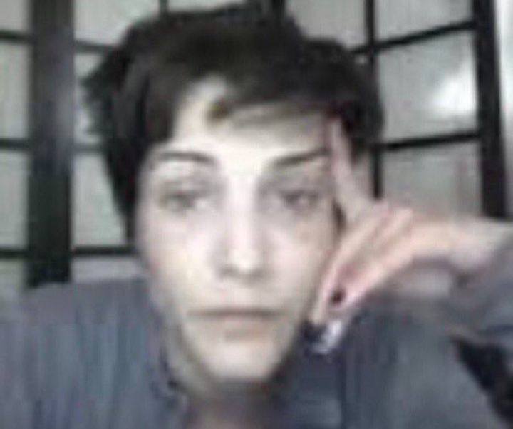 inacreditável ver gente se dizendo super fã da lauren, falando que ficou com pena dela chorando ontem... mas tá lá, firme e forte interagindo e seguindo quem fez os comentários que a fizeram chorar. essa gente é patética