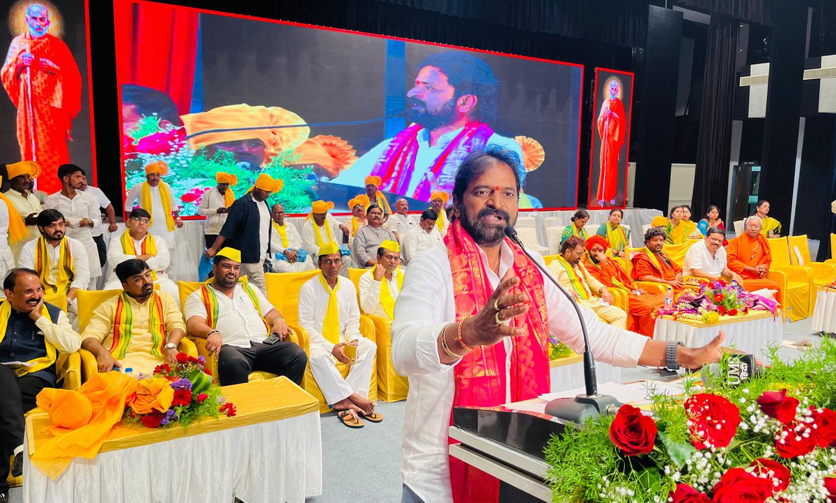 కర్ణాటక లోని గుల్బర్గాలో నిర్వహించిన నారాయణగురు శతజయంతి ఉత్సవాలలో ముఖ్యఅతిథిగా పాల్గొన్న మాజీ మంత్రి వి శ్రీనివాస్ గౌడ్.

ఈ సందర్భంగా మాట్లాడుతూ....

బడుగు బలహీన వర్గాలు గురించి, పేద వర్గాల గురించి తపించిన వ్యక్తి నారాయణగురు. సమాజంలో అనేక అసమానతలు తొలగించి మనుషులంతా ఒక్కటే,