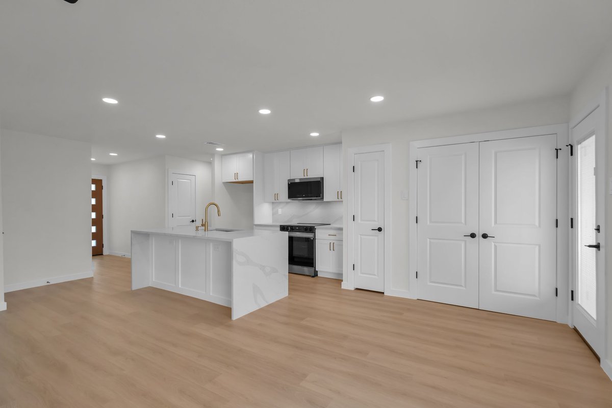 Fresh on the market in Allen, TX! 🏡

✨ 1977 home completely transformed
🍴 Double waterfall quartz island + backsplash
🛁 Bold, modern primary bath
💰 $329K | Live in 2 days
This one’s going to go FAST — expect multiple offers! 🔥
#AllenTX #HomeRenovation #DFWRealEstate