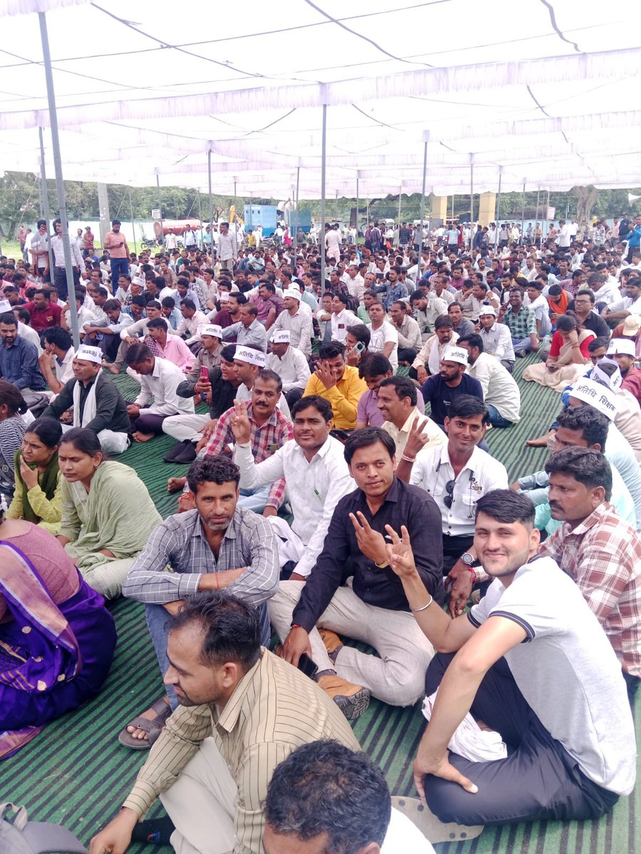 *भोपाल में अतिथि शिक्षकों का प्रदर्शन:* महिला अतिथि शिक्षक बोलीं- शिवराज ने ठगा, सिंधिया कहते थे सड़कों पर उतरेंगे, वे भी राजगद्दी पर बैठ गए
dainik.bhaskar.com/c96zlsFIHWb

#AtithiShikshak #Guest_Teacher #अतिथिशिक्षक