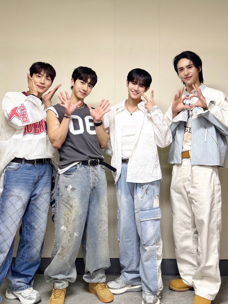 [📸] 2025 영캠프(Youngcamp): 주인공, 사유의 문을 열다

영캠프의 진정한 주인공인 여러분!💡🌹🔥
오늘도 함께 즐기고 달려주셔서 고맙습니다:) 💙💛💚💜

#하이라이트 #HIGHLIGHT
#비스트 #BEAST
#윤두준 #YOONDUJUN
#양요섭 #YANGYOSEOP
#이기광 #LEEGIKWANG
#손동운 #SONDONGWOON