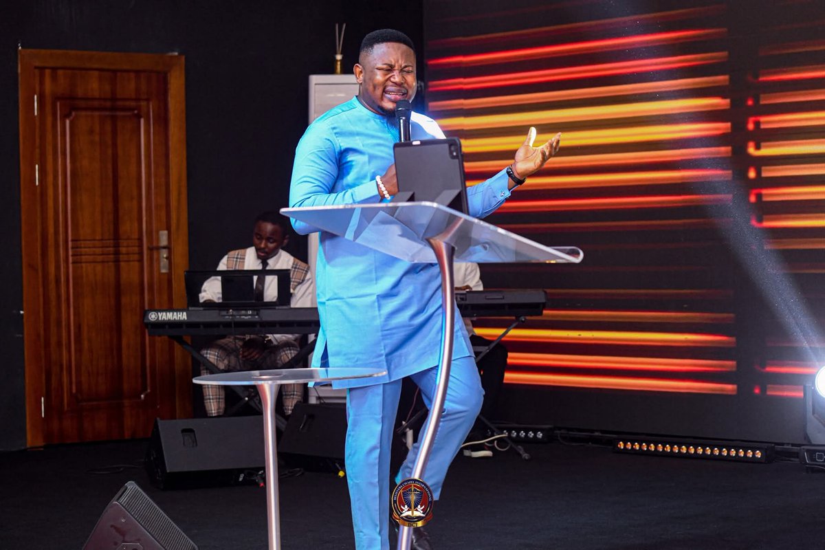 PharezUche's tweet photo. Life has a large mouth, you need a firm mind; well constructed thought pattern to beat life in its own game.
Aliens(thoughts) don't need visa aproval to visit, but don't fail to deport them ASAP.
#UchePharez 
#RevelationTV 
#BelieversRoyalFamily https://t.co/UvVuWwX9Z2