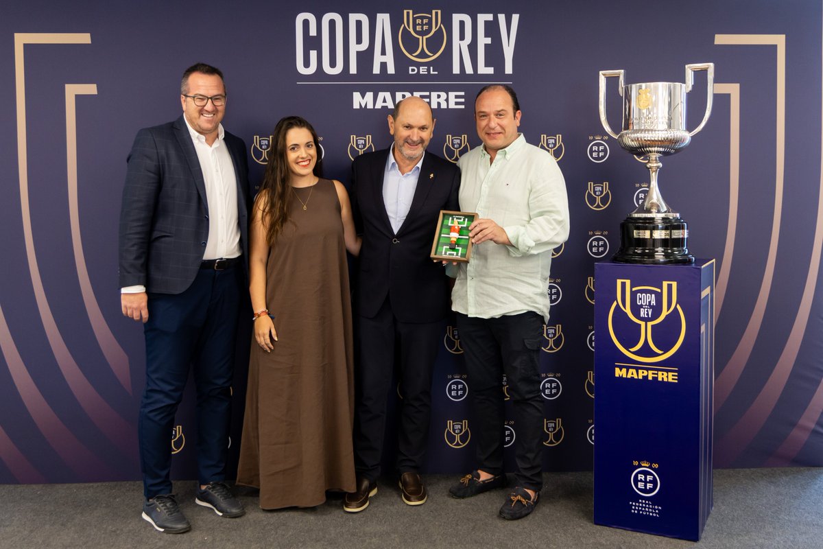 FedExFutbol's tweet photo. 🏆 | #CopaDelRey |

📌El @CFCAMPANARIO se medirá al @CdYuncosoficial castellano-manchego en la previa interterritorial del torneo, que se disputará a ida y vuelta entre equipos de categorías territoriales.

📅27 de septiembre / 4 de octubre

📸En el sorteo, los representantes del club extremeño han estado acompañados por el presidente de @FedExFutbol, Sergio Merchán, quien ha ejercido de coanfitrión en el recibimiento ofrecido por el presidente de la RFEF, Rafael Louzán.

⚪🔴¡Mucha SUERTE al Campanario! 

#Extremadura💚🤍🖤
#JugamosEnEquipo