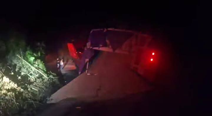 RadarVeracruz's tweet photo. #ACCIDENTE | Carretera #Atzalan–#Tlapacoyan, zona de #Napoala
Un tractocamión cargado con tepexil volcó en curva y cayó sobre un torton naranjero.
👉 Un conductor resultó lesionado.
👉 Atendieron cuerpos de emergencia y #GuardiaNacional.
⚠️ Circulación parcialmente obstruida. https://t.co/2gNRBKjRgU