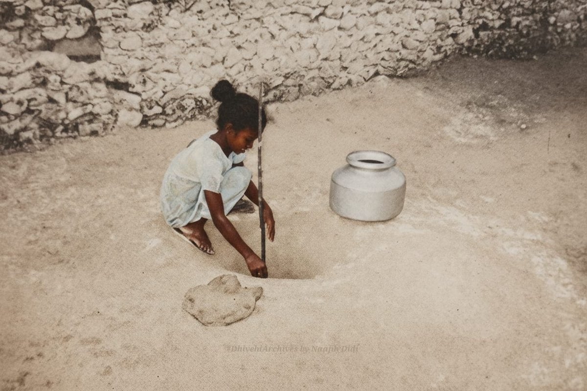 #DhivehiArchives
ފޮޓޮއިން މި ފެންނަނީ މާޅޮސްމަޑުލު ދެކުނުބުރީ ތުޅާދޫ ކުއްޖަކު ގެއަށް ބޯފެން ގެންދިޔުމަށްޓަކައި މަގުމަތީގައި ކޮނެފައި ހުރި ވެލިވަޅަކުން ބަނޑިޔަލަކަށް އަޅަން ފެން ނަގާ މަންޒަރެވެ. ވެލިވަޅުން އާއްމުކޮށް ފެންނަގައި އުޅުނީ ތުޅާ ބޭނުންކޮށްގެންނެވެ. ތުޅައަކީ ފެނާއި