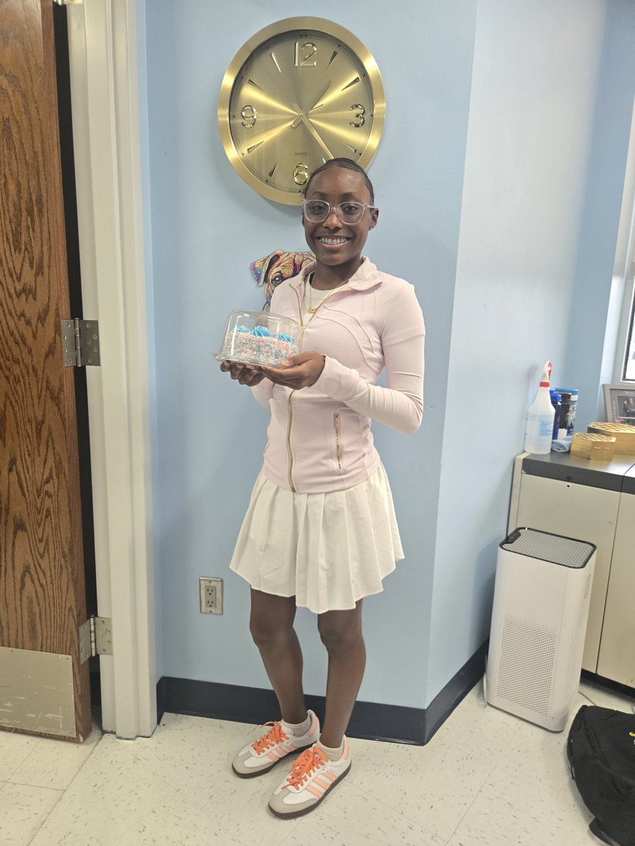 Everybody's favorite principal <a href="/drvsmith/">Dr. VaShawn Smith ΦΒΣ</a> stopped by to celebrate Natalia's 14th birthday! He even bought a cake!
#birthdaygirl