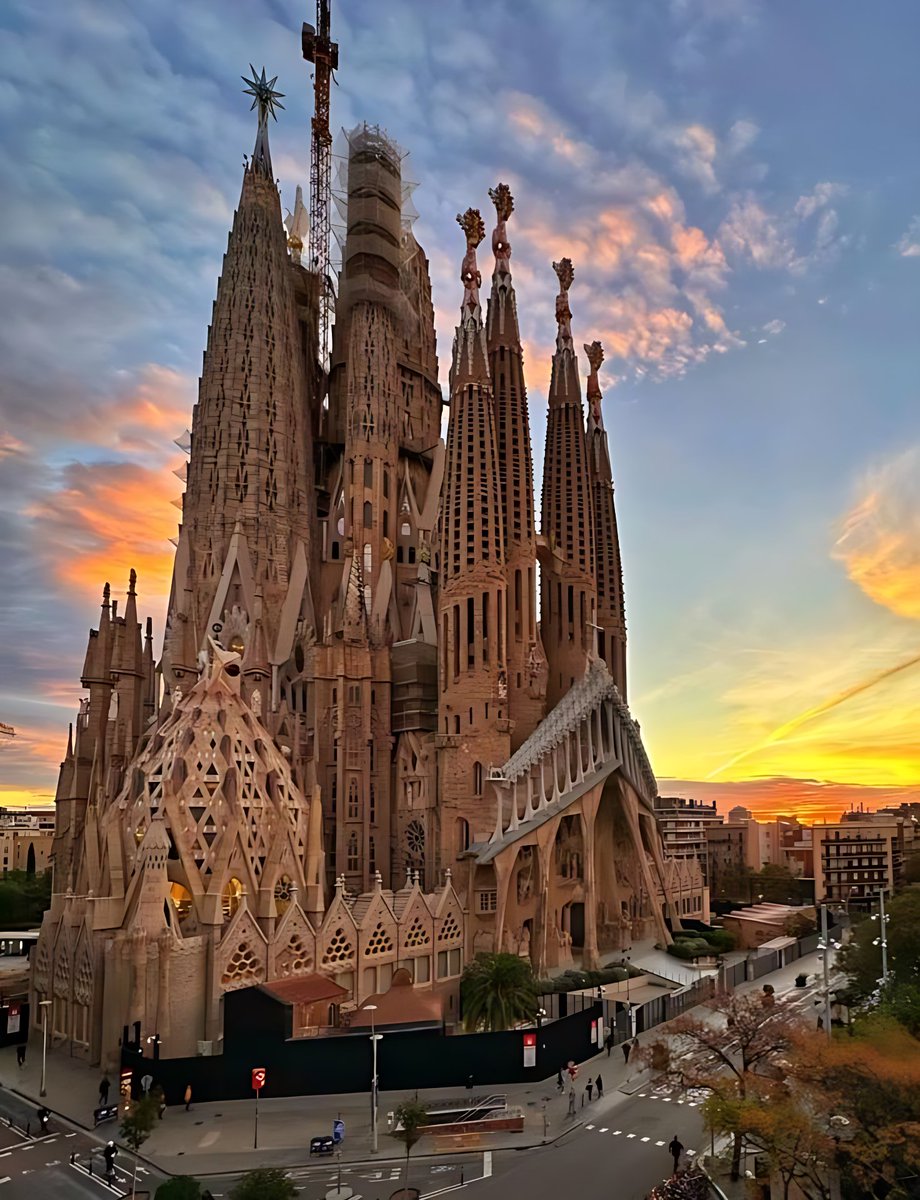 Wander through Spain's sunlit streets, where history breathes in every corner. ☀️ 
This video captures the wonders of Spain like never before. 
Watch here: omniera.net/YKlBd