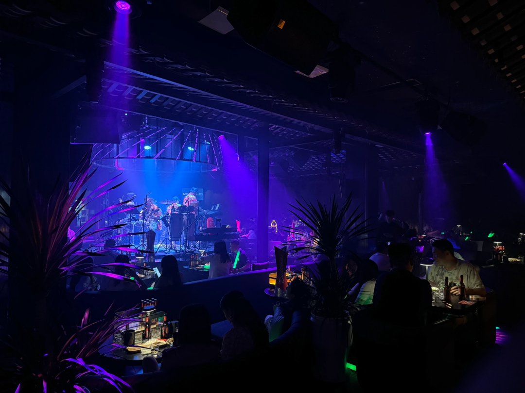 「人生はお酒のよう。時には苦く、時には甘い。でも、どの一口も味わう価値がある。」🍸