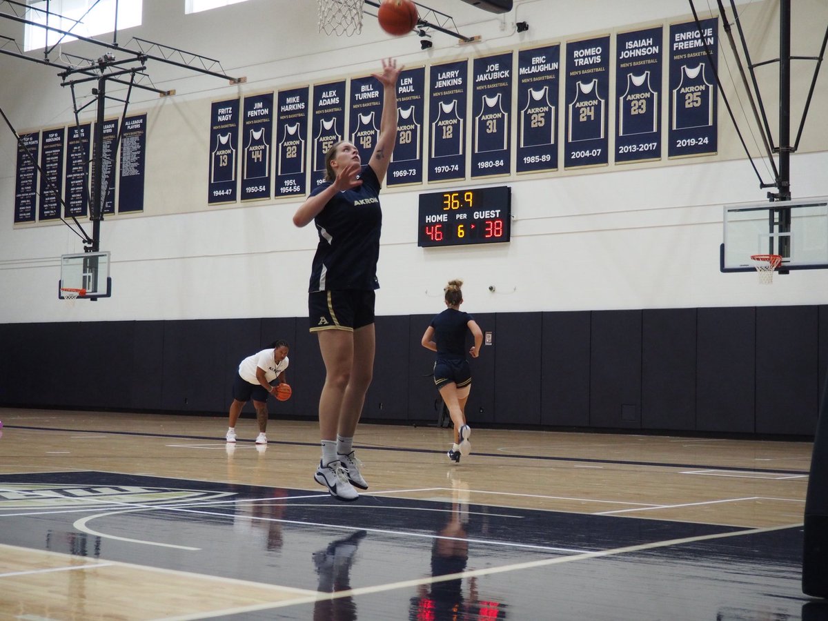 ZipsWBB's tweet photo. Four frames of focus 🔒 
.
.
#zipswbb #maketheclimb🏔️ https://t.co/LyjfygVKNm
