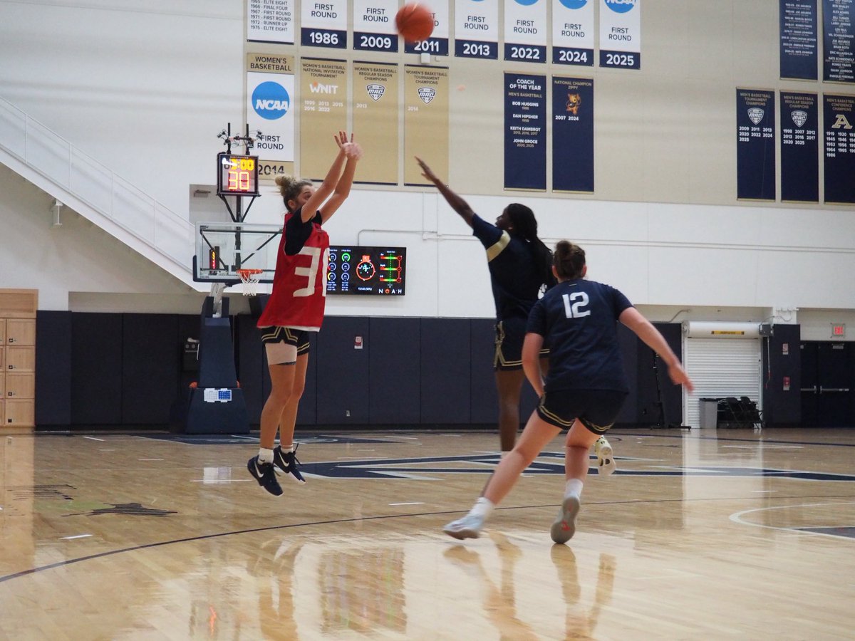 ZipsWBB's tweet photo. Four frames of focus 🔒 
.
.
#zipswbb #maketheclimb🏔️ https://t.co/LyjfygVKNm