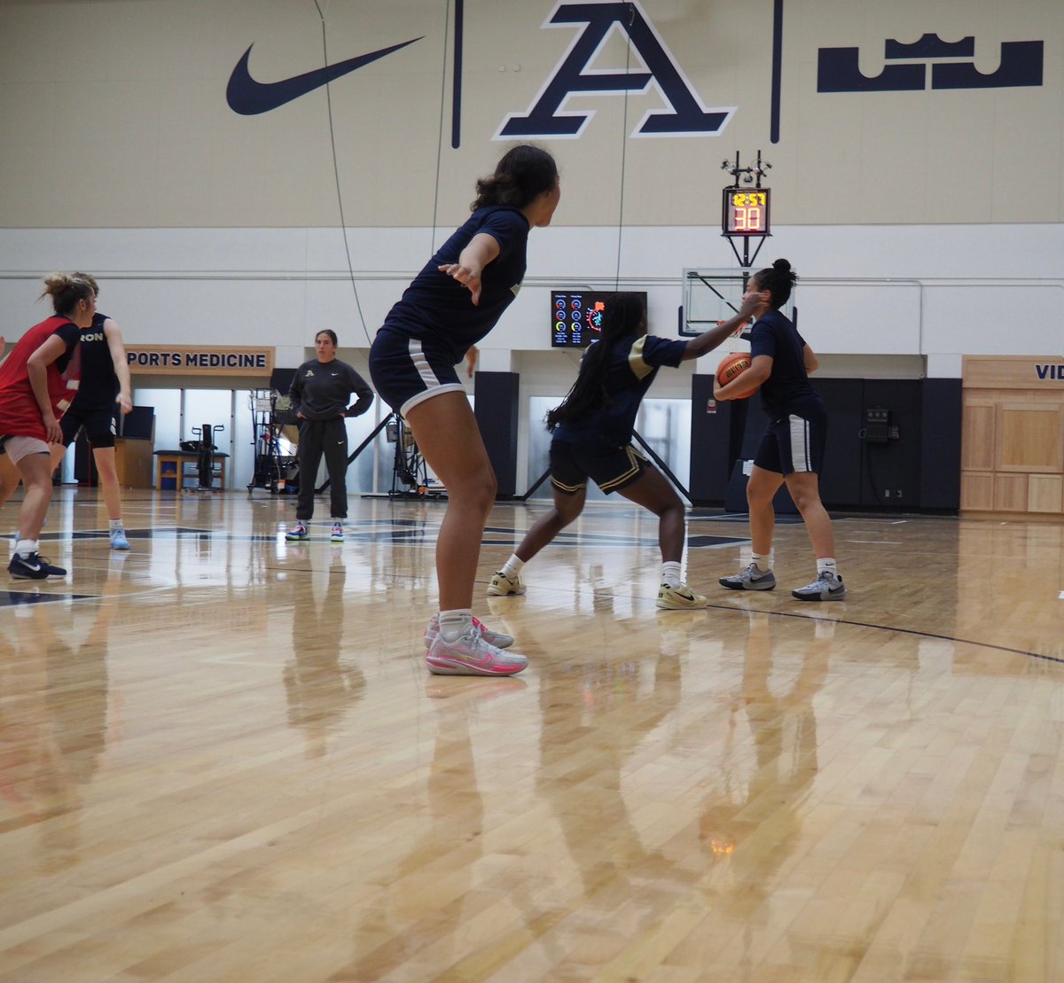 ZipsWBB's tweet photo. Four frames of focus 🔒 
.
.
#zipswbb #maketheclimb🏔️ https://t.co/LyjfygVKNm