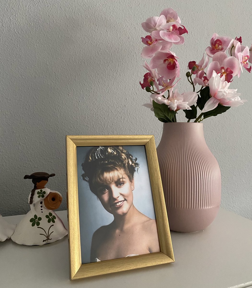 villawithadot's tweet photo. Deseando tener visitas en casa para que me pregunten qué miembro de mi familia o símbolo religioso es la de la foto https://t.co/OjWNYTDVgJ
