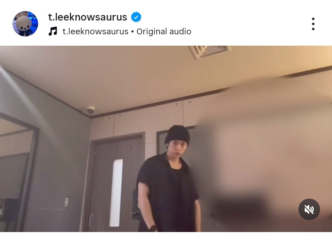 MlNHORIZON's tweet photo. he didnt add a plain black photo slide like his previous vocal prac room vids, instead he uploaded it as an 𝗶𝗴 𝗿𝗲𝗲𝗹 but still with a black cover https://t.co/opS1PHo4Ce
