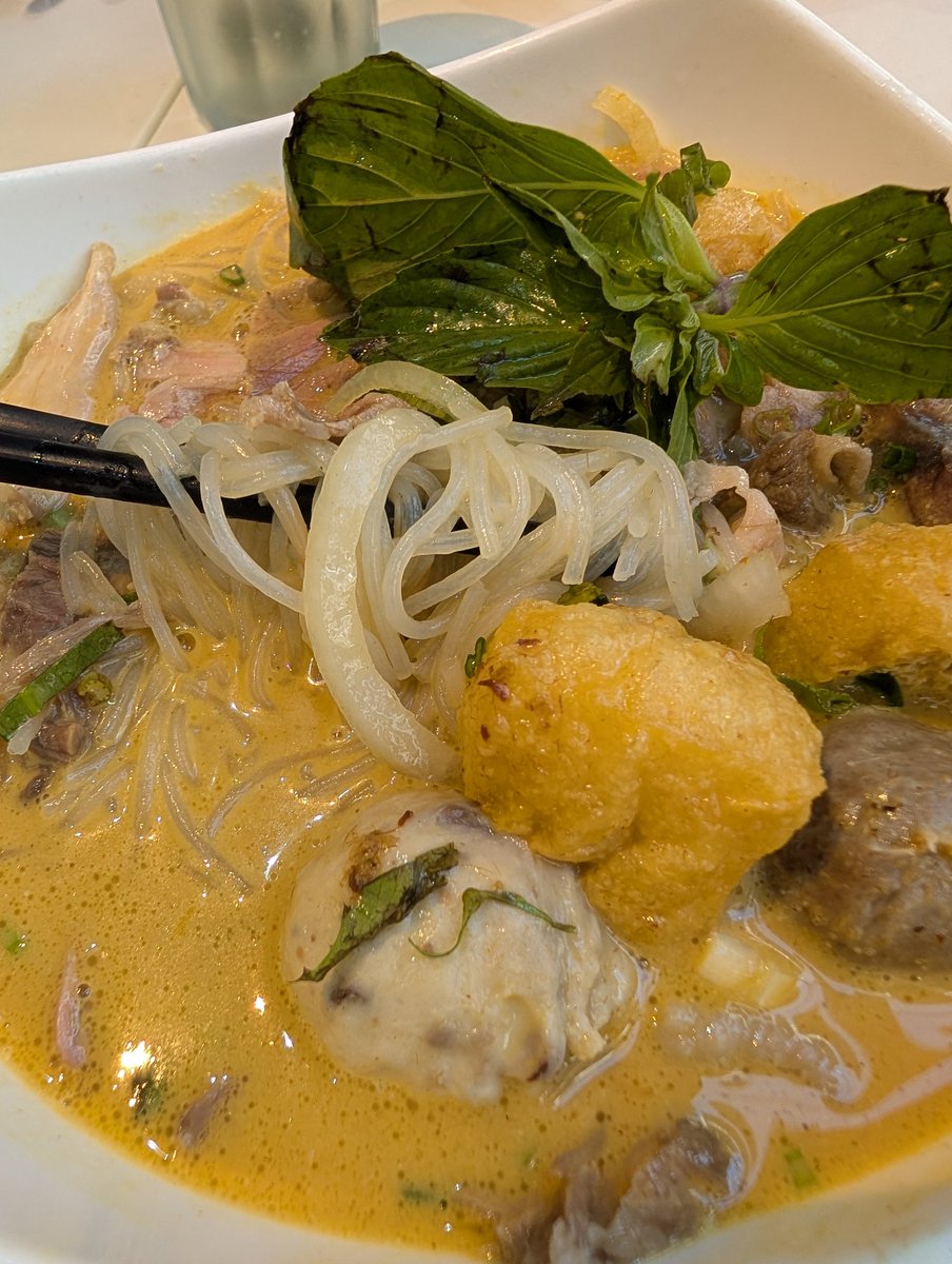 BlueHeartsUWS's tweet image. Pho Saigon in #TaiHang #HongKong for lunch on Saturday.
The spring rolls are crunchy goodness. I quite liked the curry flavored #Laksa noodle soup as well. I will come back here again! Will try #Pho perhaps
#VietnameseFood
#ベトナム料理
#香港生活