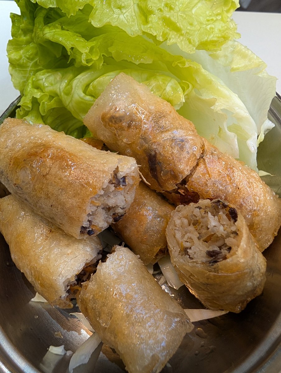 BlueHeartsUWS's tweet image. Pho Saigon in #TaiHang #HongKong for lunch on Saturday.
The spring rolls are crunchy goodness. I quite liked the curry flavored #Laksa noodle soup as well. I will come back here again! Will try #Pho perhaps
#VietnameseFood
#ベトナム料理
#香港生活