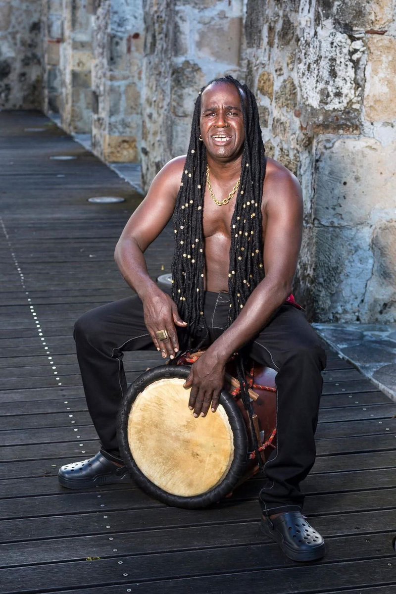 « Pour prendre mes bijoux en or, il faudra me tuer. » — Le TigreKa

Les voyous, sans foi ni loi, ont fini par l’abattre chez lui. Ils lui ont arraché ses bijoux, mais jamais son courage.

Artiste emblématique et figure du monde culturel guadeloupéen, Le TigreKa laisse derrière